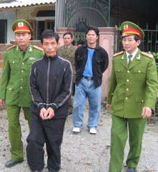 Võ Quốc Nguyên - kẻ lừa bán 3 bé gái vào nhà chứa bị bắt ngày 2-12 -2008.