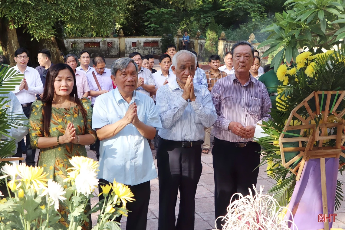 Dâng hương tưởng nhớ Đình nguyên Tiến sỹ Phan Đình Phùng