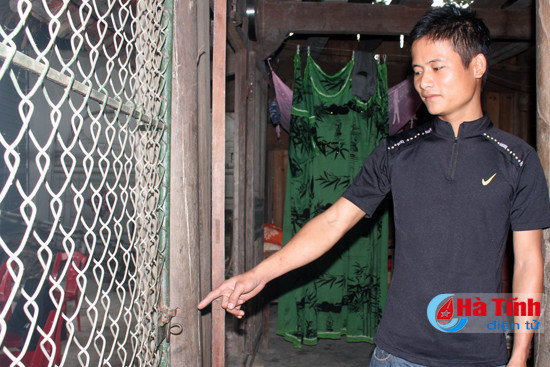 ke gian ngoeo chia khoa roi vao nha khoang het do