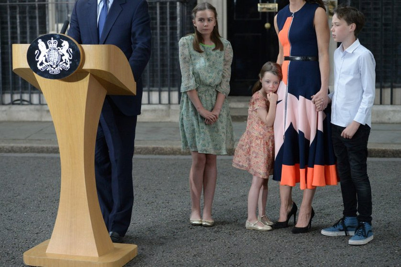 Thủ tướng Anh David Cameron phát biểu bên ngoài nhà số 10 phố Downing ngày 13-7 bên cạnh vợ và các con, trước khi ông đến Điện Buckingham để từ chức sau thất bại trong cuộc trưng cầu ý dân về việc đi hay ở lại Liên minh châu Âu. Cuối tháng 6 năm nay, Anh rời EU với 51,89% phiếu đồng ý trong khi chỉ có 48,11% phiếu chọn ở lại - Ảnh: AFP/ Getty Images su kien the gioi qua nhung buc anh noi bat nhat nam 2016