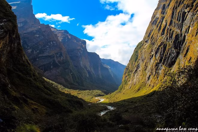 ngoi lang chenh venh tren vach nui dep nhu tranh tren day himalaya