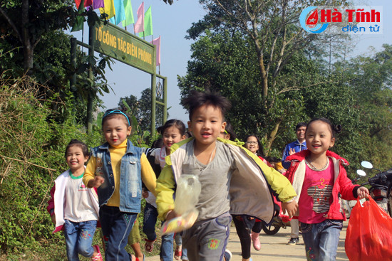 ban rao tre vui mung don tet cham cha boi