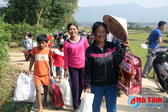 ban rao tre vui mung don tet cham cha boi