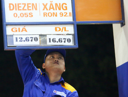 Giá xăng tăng thêm 300 đồng một lít từ 19h tối 5/12. Ảnh: Ngọc Thành gia xang tang 300 dong lit tu 19h toi nay