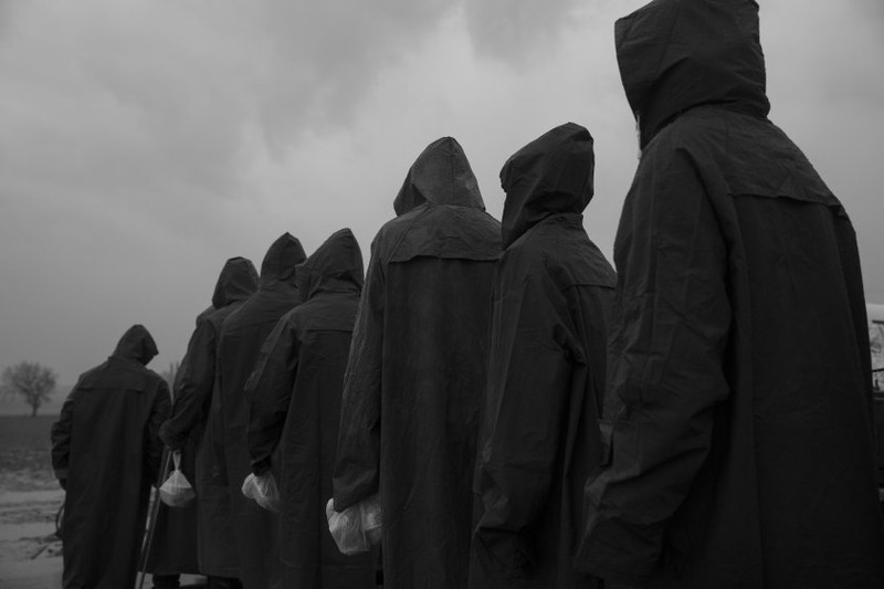 Người tị nạn mặc áo mưa đứng đợi phát thức ăn tại một trại tị nạn ở Hy Lạp, gần biên giới với Macedonia, ngày 12-3. Theo thỏa thuận giữa EU và Thổ Nhĩ Kỳ ký ngày 20-3, những người xin tị nạn không đủ tiêu chuẩn nhập cư vào châu Âu, gồm cả những người đã đến được các đảo của Hy Lạp, sẽ bị gửi trả về Thổ Nhĩ Kỳ để từ đó quay về quê hương của họ - Ảnh: Time su kien the gioi qua nhung buc anh noi bat nhat nam 2016