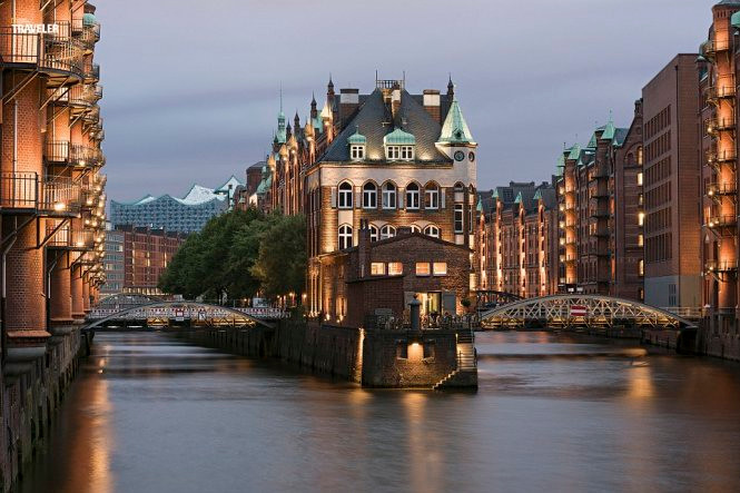 Du khách đến thành phố Hamburg (Đức) có thể ngắm kiến trúc cổ từ thuyền đi dọc theo con kênh national geographic traveler goi y 21 diem nen den nam 2017