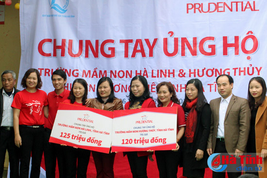 prudential trao thiet bi cho truong hoc vung lu huong khe