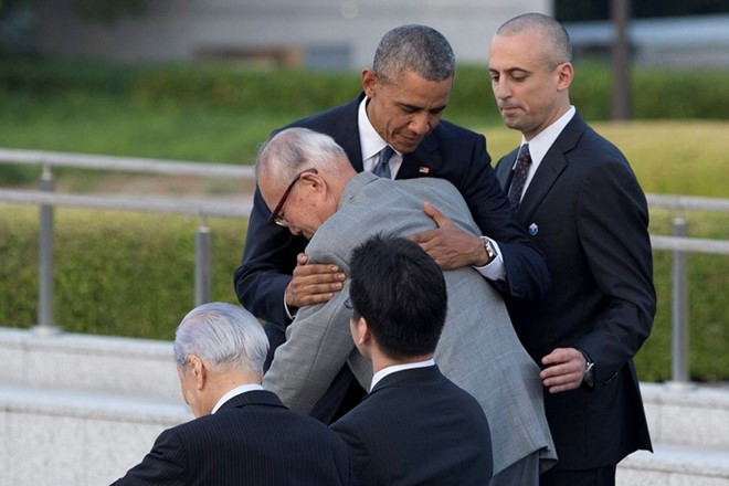 Chuyến viếng thăm nghiêm trang: Ông Barack Obama trở thành tổng thống Mỹ đương nhiệm đầu tiên có chuyến thăm chính thức đến Hiroshima, Nhật Bản, nơi Mỹ đã thả bom nguyên tử vào năm 1945. Ngày 27/5, tổng thống đã đặt vòng hoa tại Công viên Tưởng niệm Hòa bình Hiroshima, trao những cái bắt tay và những cái ôm nồng ấm với các nạn nhân sống sót sau vụ ném bom lịch sử cuối Chiến tranh Thế giới II. Ảnh: AP. nhung lan dau cua the gioi trong nam 2016
