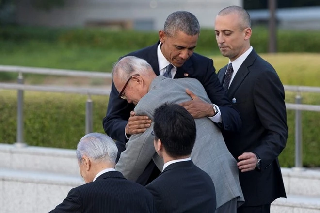 Chuyến viếng thăm nghiêm trang: Ông Barack Obama trở thành tổng thống Mỹ đương nhiệm đầu tiên có chuyến thăm chính thức đến Hiroshima, Nhật Bản, nơi Mỹ đã thả bom nguyên tử vào năm 1945. Ngày 27/5, tổng thống đã đặt vòng hoa tại Công viên Tưởng niệm Hòa bình Hiroshima, trao những cái bắt tay và những cái ôm nồng ấm với các nạn nhân sống sót sau vụ ném bom lịch sử cuối Chiến tranh Thế giới II. Ảnh: AP. nhung lan dau cua the gioi trong nam 2016