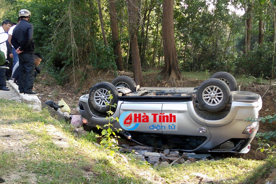 mat lai fortuner phoi bung ben ve duong