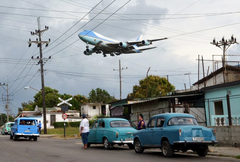 Chuyên cơ Air Force One chở Tổng thống Mỹ và gia đình bay trên bầu trời thủ đô Havana, Cuba trong chuyến thăm lịch sử ngày 20-3. Tổng thống Obama trở thành tổng thống đầu tiên của Mỹ đến thăm Cuba sau 88 năm, sau nhiều thập kỷ chiến tranh lạnh giữa hai quốc gia này - Ảnh: Reuters su kien the gioi qua nhung buc anh noi bat nhat nam 2016