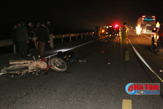 va cham xe may trong dem 3 nguoi thuong vong