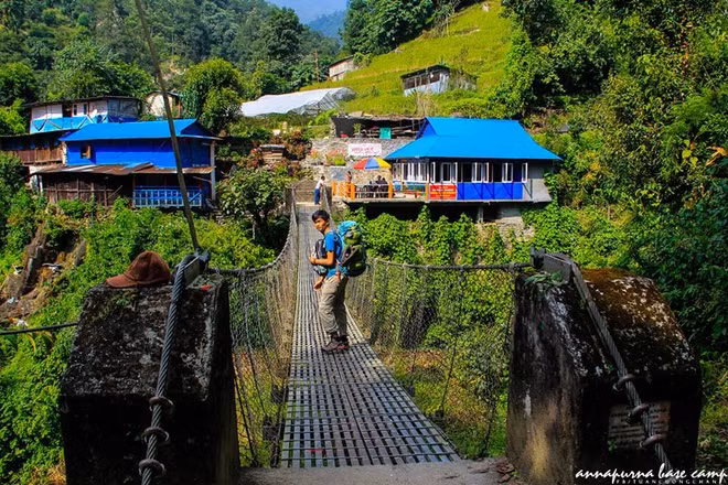ngoi lang chenh venh tren vach nui dep nhu tranh tren day himalaya