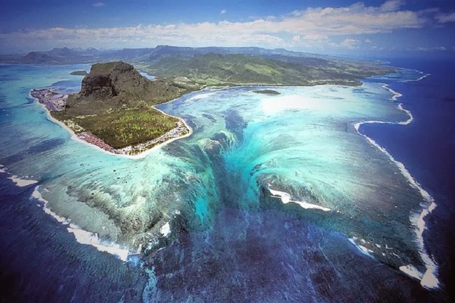 ve dep ky thu cua thac nuoc duoi day bien