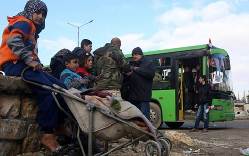 the gioi ngay qua quan doi syria dat buoc tien lon o aleppo nguoi dan bat dau ve nha