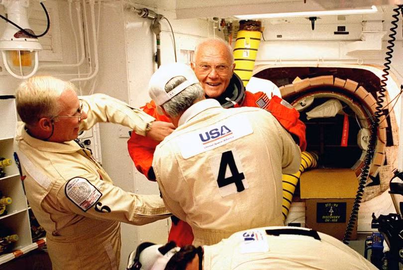 chan dung phi hanh gia huyen thoai nguoi my john glenn