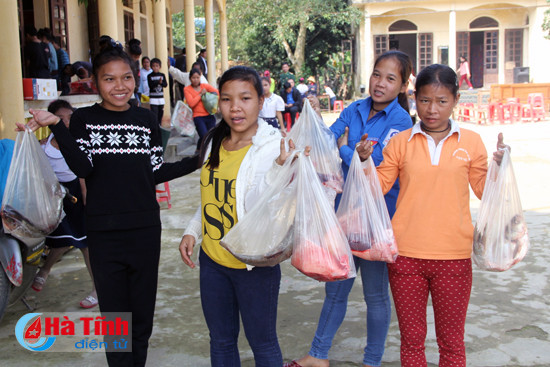 ban rao tre vui mung don tet cham cha boi