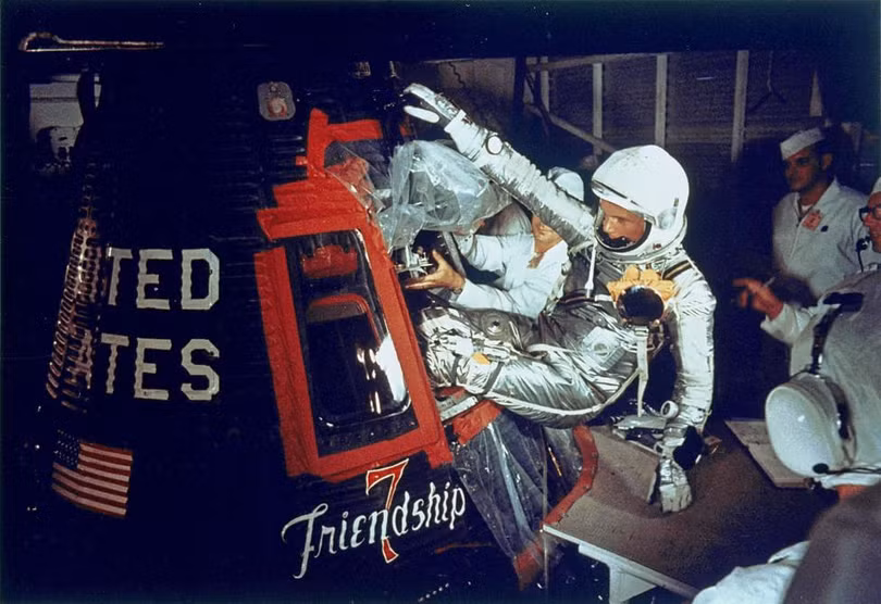 chan dung phi hanh gia huyen thoai nguoi my john glenn