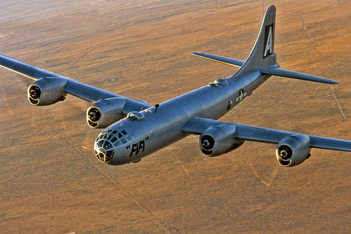 xem may bay sieu phao dai b 29 cua my chao luon giua tang may