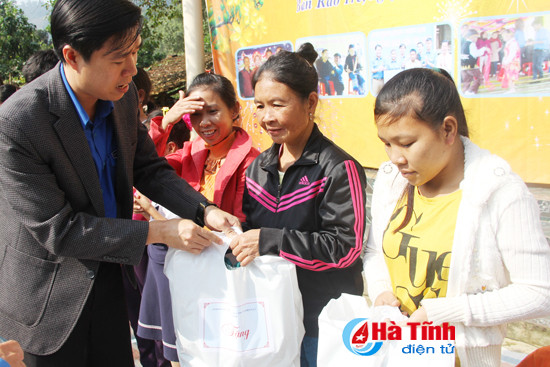 ban rao tre vui mung don tet cham cha boi