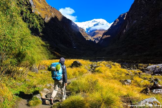 ngoi lang chenh venh tren vach nui dep nhu tranh tren day himalaya