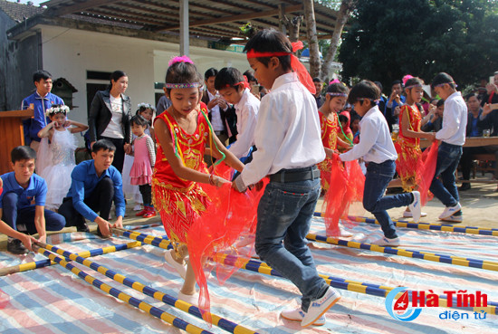 ban rao tre vui mung don tet cham cha boi