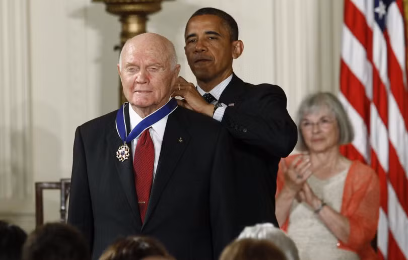 chan dung phi hanh gia huyen thoai nguoi my john glenn