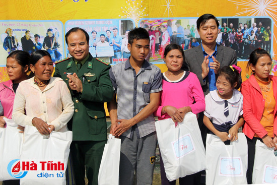 ban rao tre vui mung don tet cham cha boi