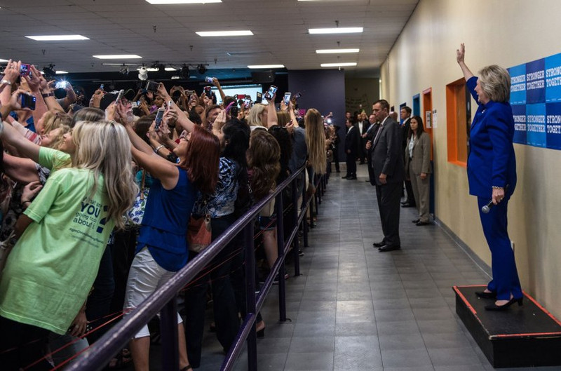 Đám đông người ủng hộ cùng chụp ảnh selfie với Ứng cử viên Đảng dân chủ Hillary Clinton tại một sự kiện vận động tranh cử ở Orlando, Florida ngày 21-9 - Ảnh: Hillary for America su kien the gioi qua nhung buc anh noi bat nhat nam 2016