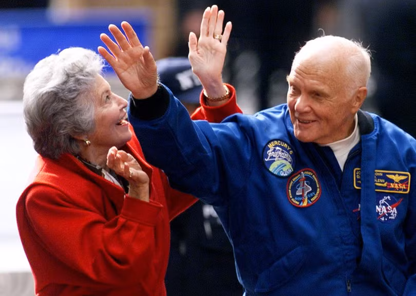 chan dung phi hanh gia huyen thoai nguoi my john glenn