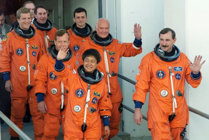 chan dung phi hanh gia huyen thoai nguoi my john glenn