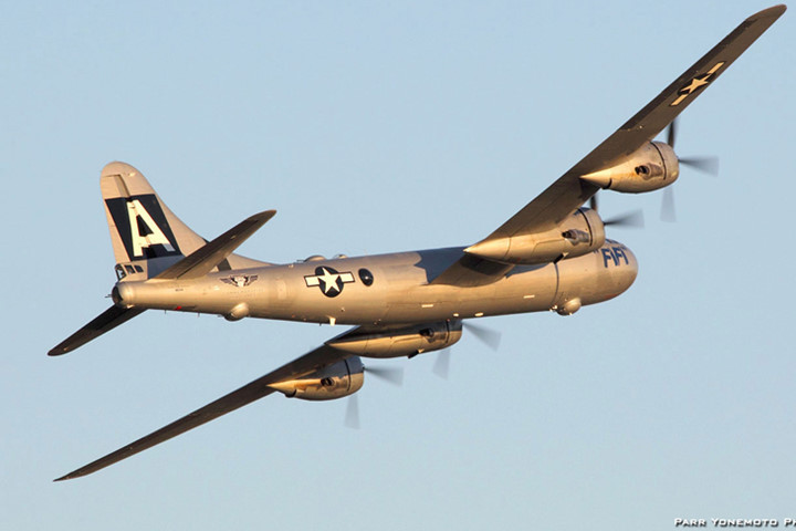 xem may bay sieu phao dai b 29 cua my chao luon giua tang may