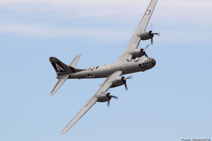 xem may bay sieu phao dai b 29 cua my chao luon giua tang may