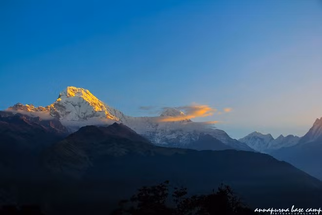 ngoi lang chenh venh tren vach nui dep nhu tranh tren day himalaya
