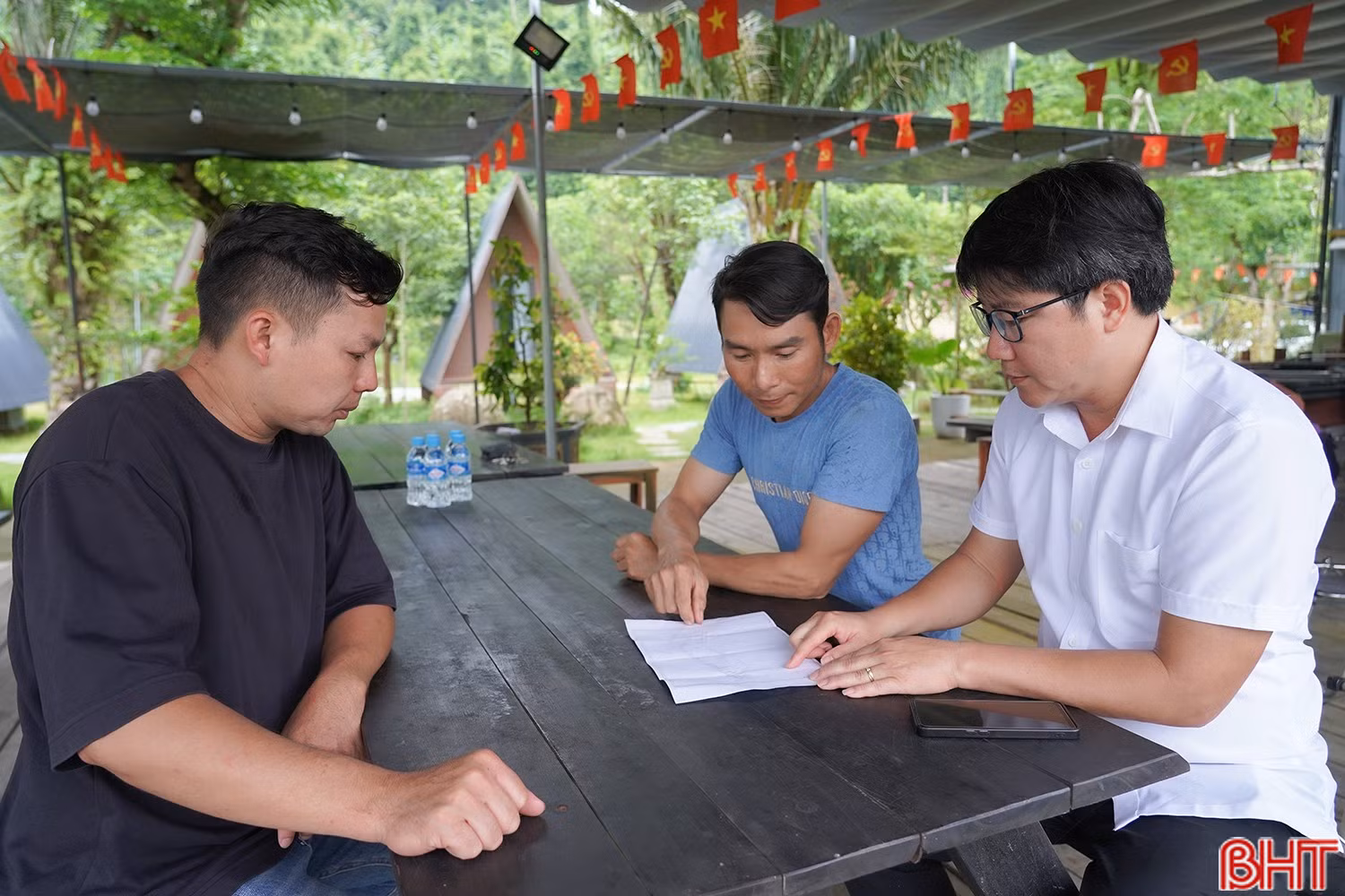Người dân thống nhất cao với phương án quản lý, khai thác du lịch bền vững tại khu vực suối Rào Àn. bqbht_br_2.jpg