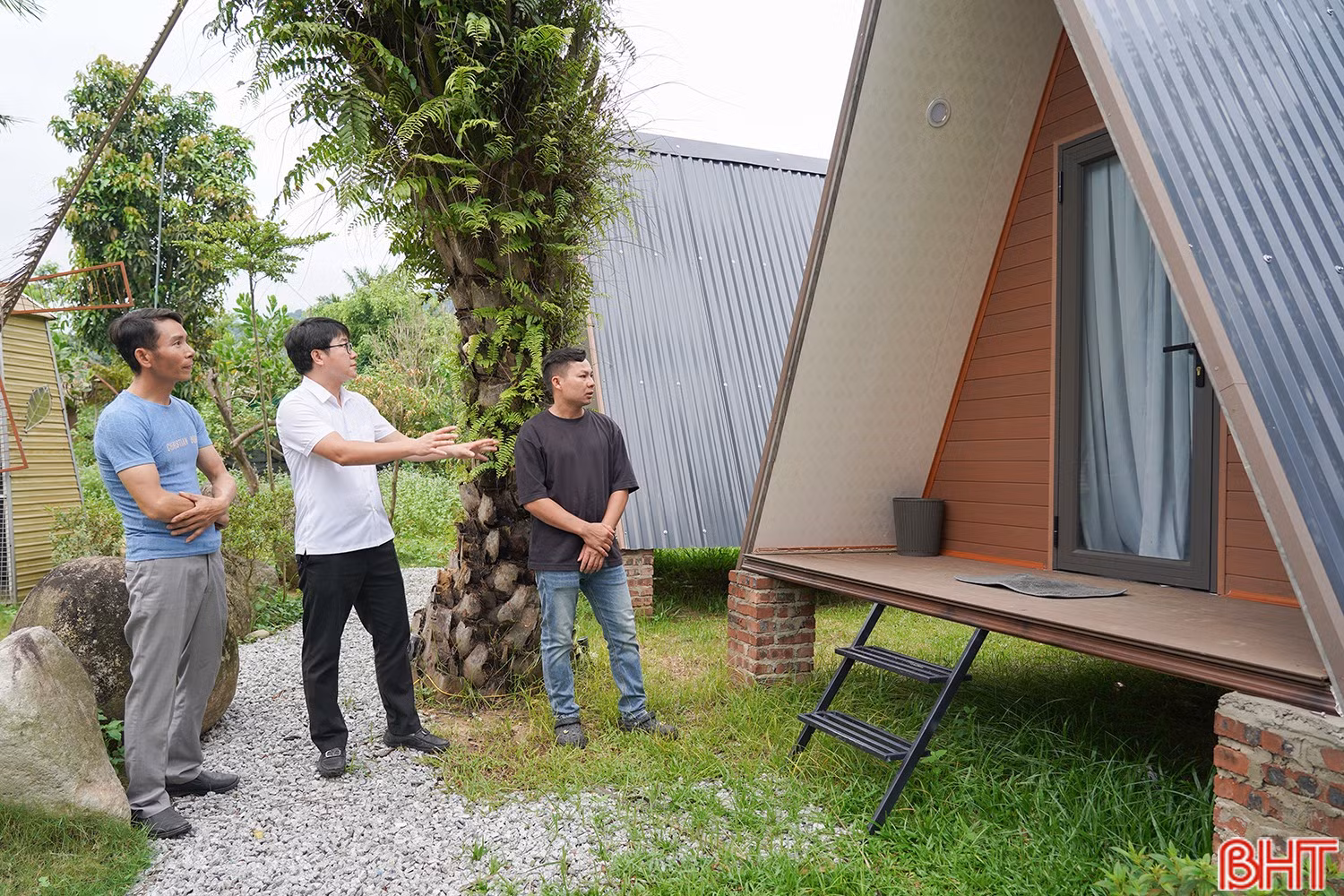 Ông Nguyễn Đình Thời (áo đen) mong muốn địa phương tạo được môi trường kinh doanh ổn định, lâu dài, có đầy đủ pháp lý để yên tâm đầu tư. bqbht_br_3.jpg