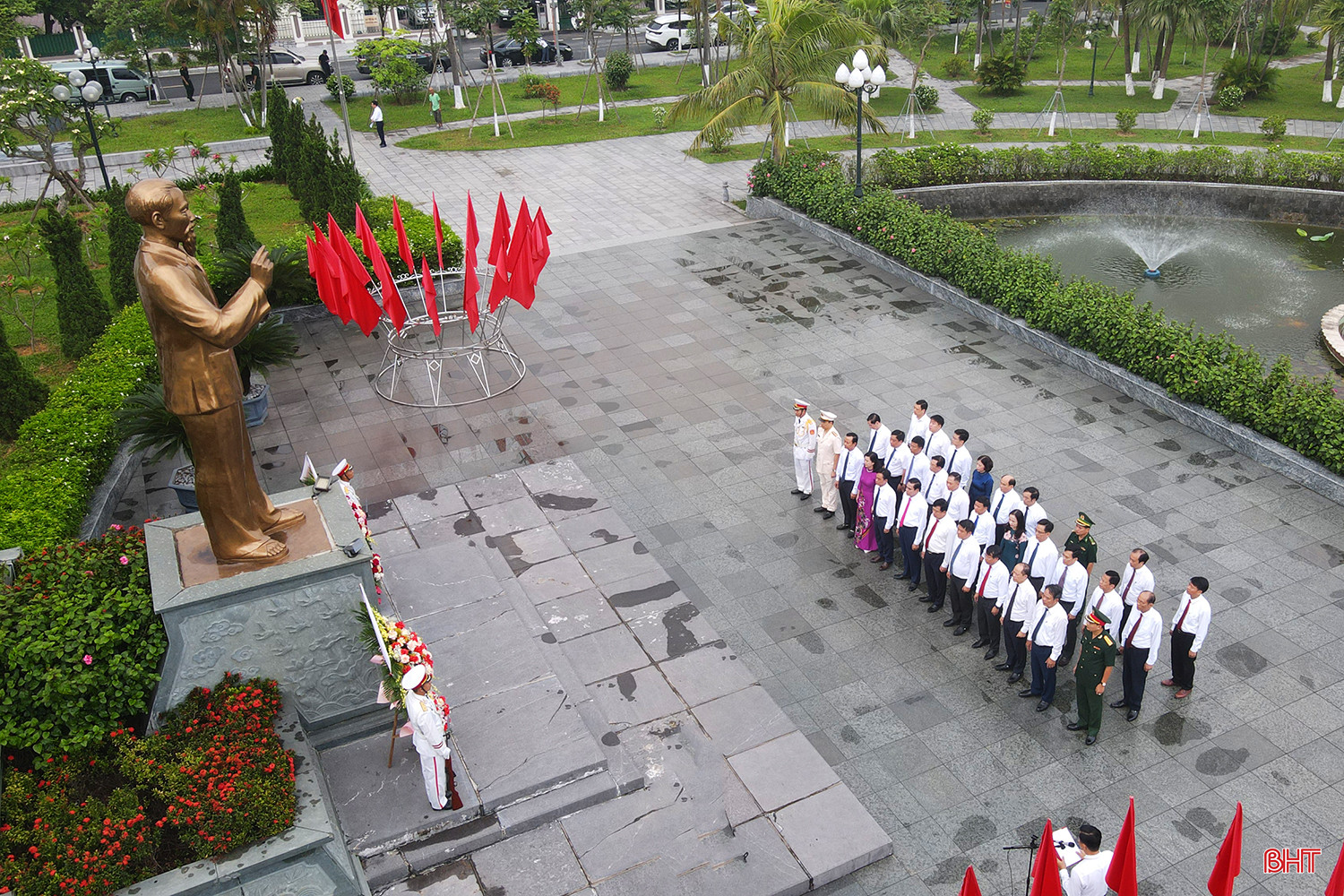Đoàn đại biểu Tỉnh ủy, HĐND, UBND, Ủy ban MTTQ tỉnh Hà Tĩnh dâng hoa tại Khu lưu niệm Bác Hồ về thăm Hà Tĩnh.