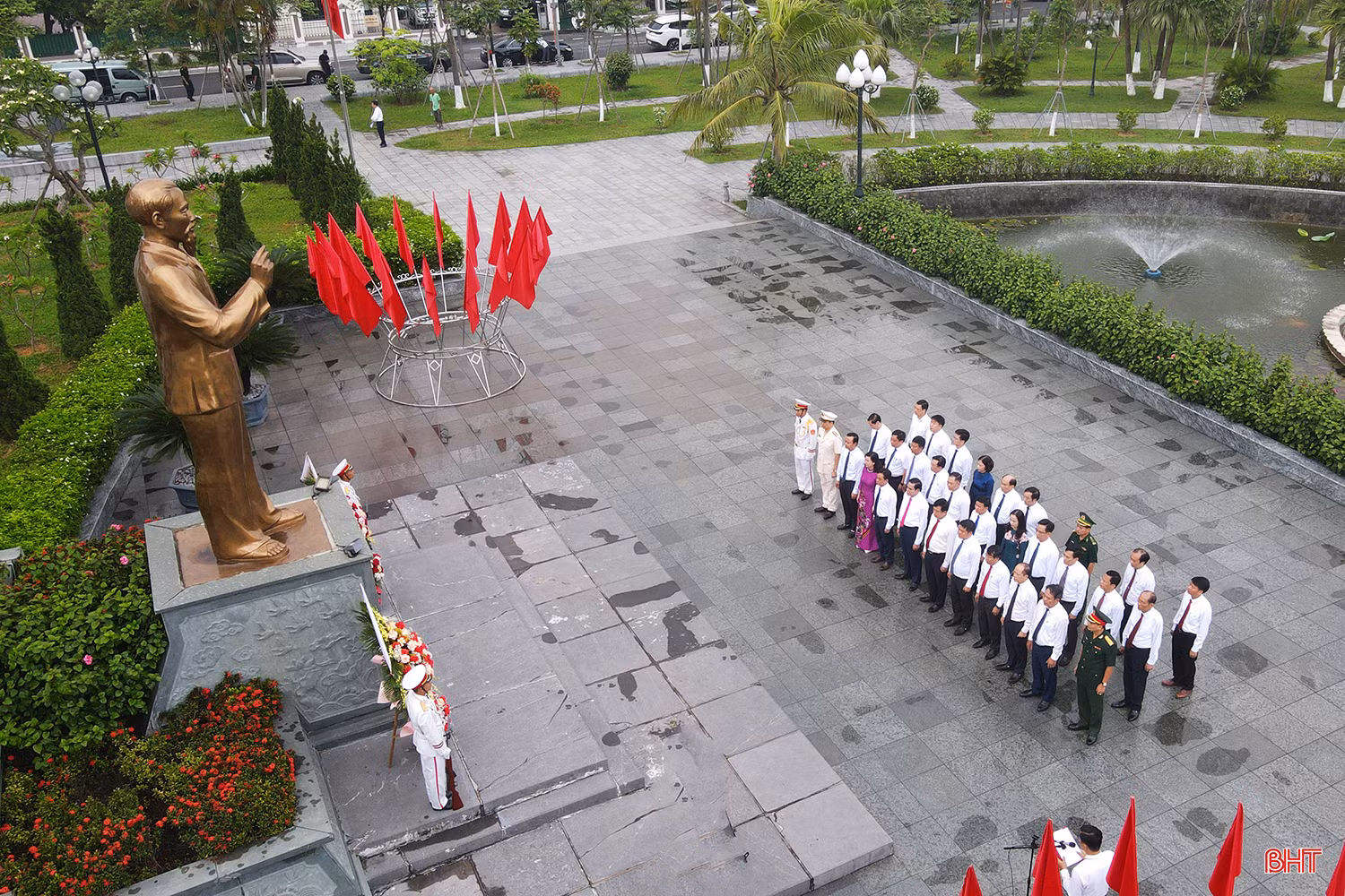 Đoàn đại biểu Tỉnh ủy, HĐND, UBND, Ủy ban MTTQ tỉnh Hà Tĩnh dâng hoa tại Khu lưu niệm Bác Hồ về thăm Hà Tĩnh.