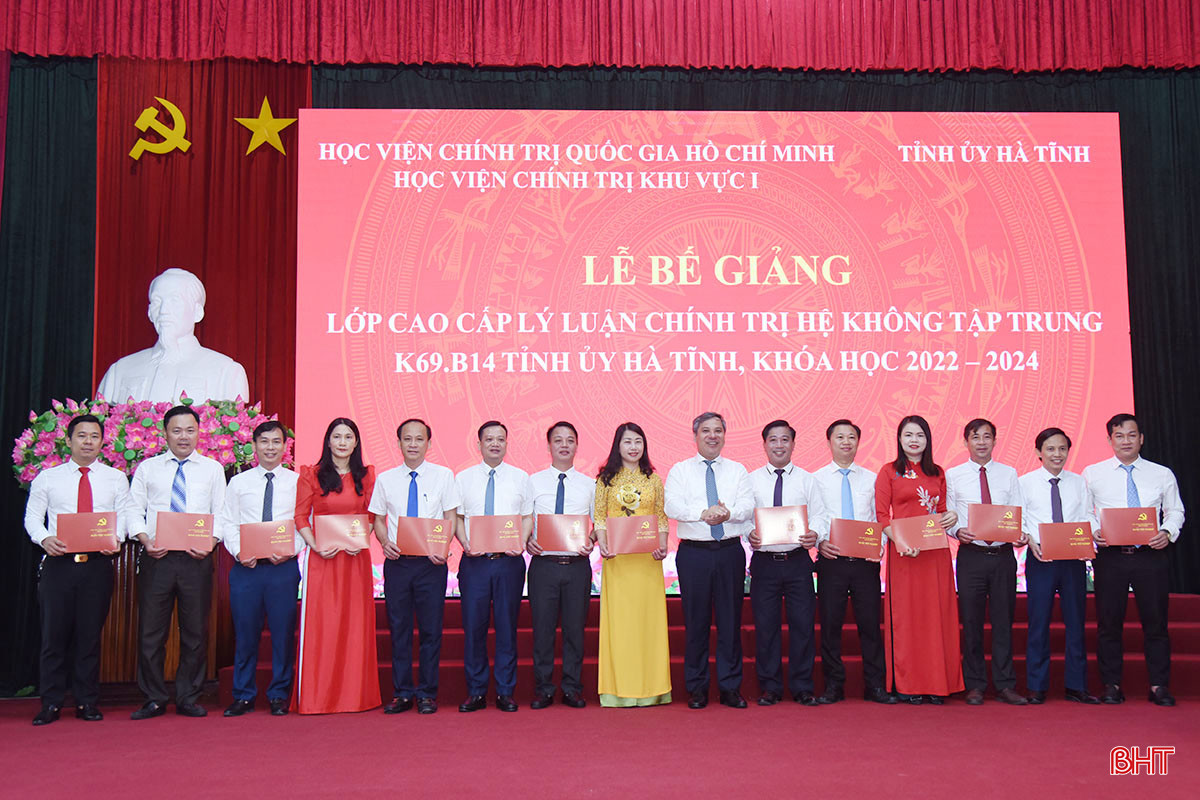 Lãnh đạo Học viện Chính trị Khu vực I trao bằng tốt nghiệp cho các học viên. DSC_a5909 copy.jpg