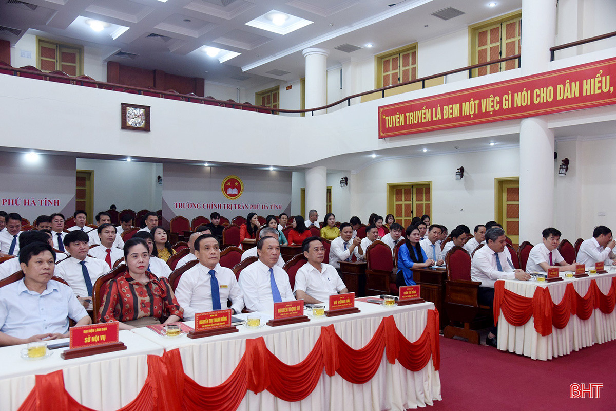 Đại biểu dự buổi lễ. 1a111111 copy.jpg