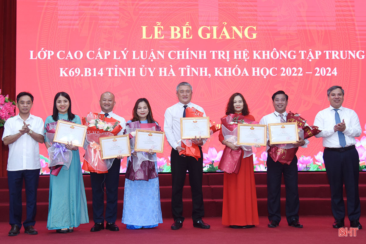 TS Vũ Văn Hậu - Phó Giám đốc Học viện Chính trị khu vực I và Phó Bí thư Thường trực Tỉnh ủy Trần Thế Dũng trao giấy khen, tặng hoa chúc mừng các học viên có thành tích cao trong khóa học. aDSC_5923 copy.jpg