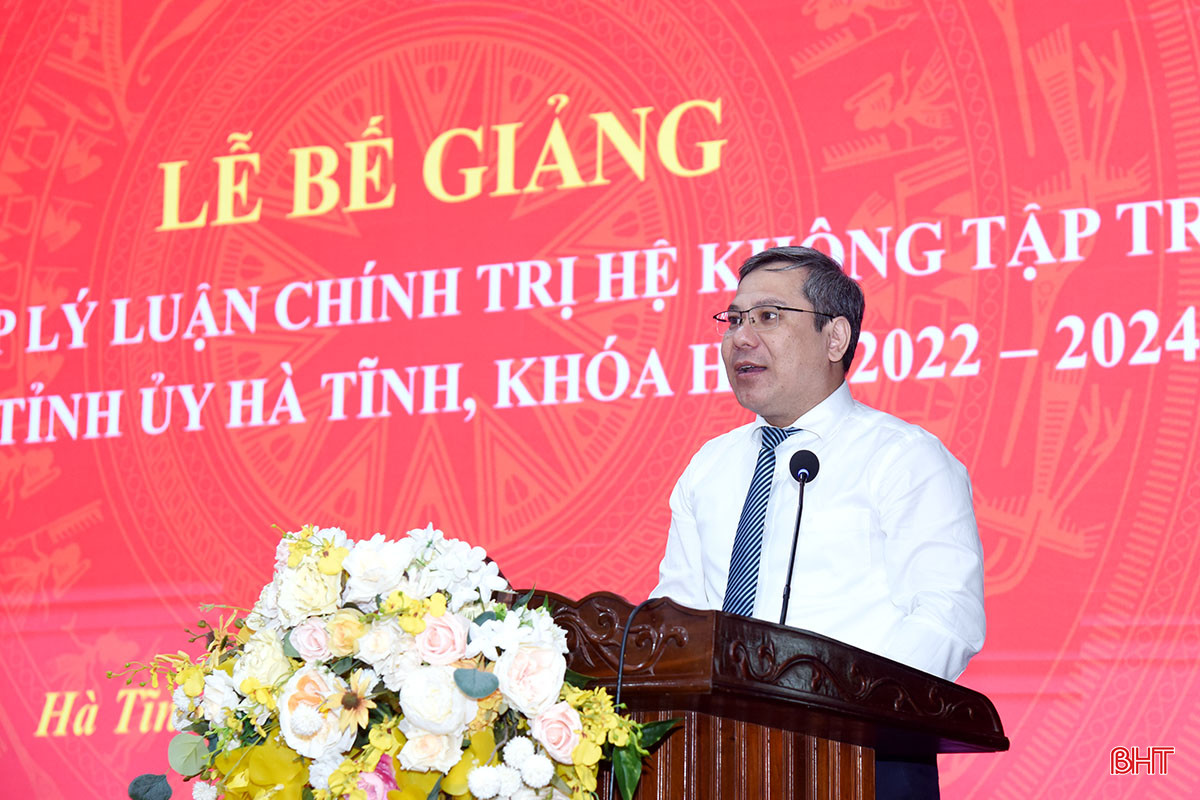 TS Vũ Văn Hậu - Phó Giám đốc Học viện Chính trị khu vực I phát biểu tại lễ bế giảng. DaSC_5880 copy.jpg