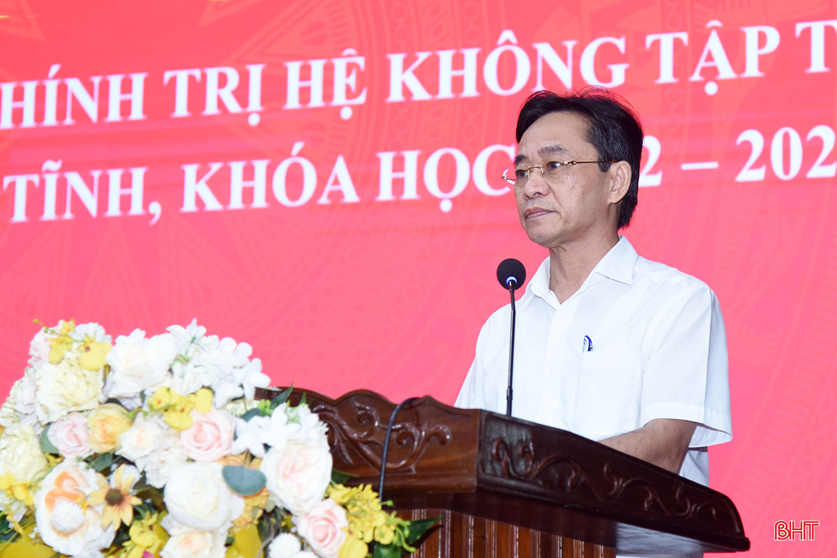 Phó Bí thư Thường trực Tỉnh ủy Trần Thế Dũng phát biểu chúc mừng, giao nhiệm vụ cho học viên. DSCa_5928 copy.jpg