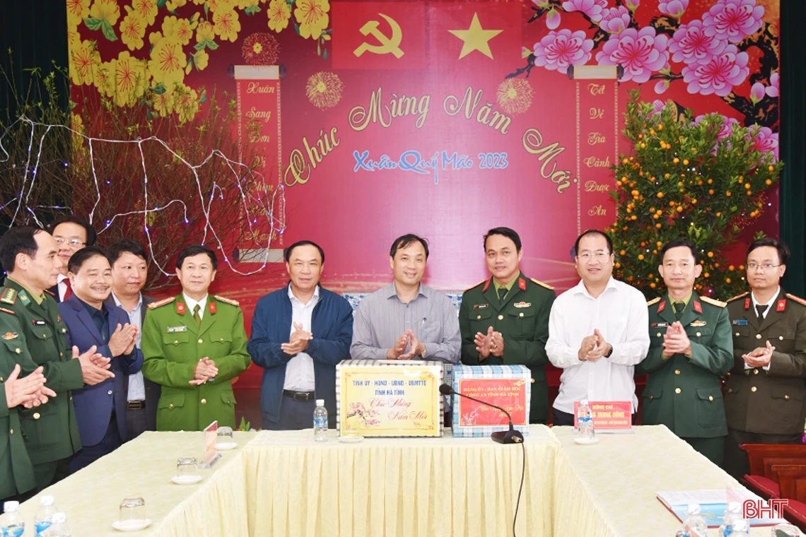 Bí thư Tỉnh ủy Hoàng Trung Dũng chúc tết các đơn vị lực lượng vũ trang