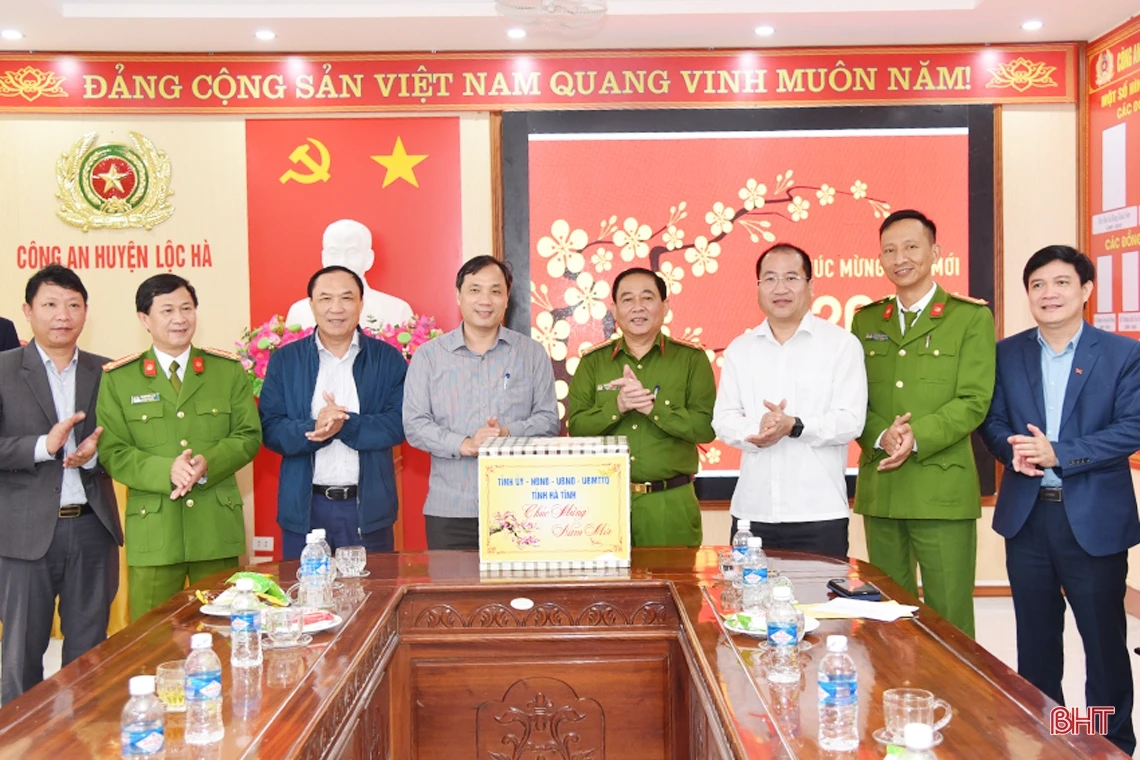 Bí thư Tỉnh ủy Hoàng Trung Dũng chúc tết các đơn vị lực lượng vũ trang