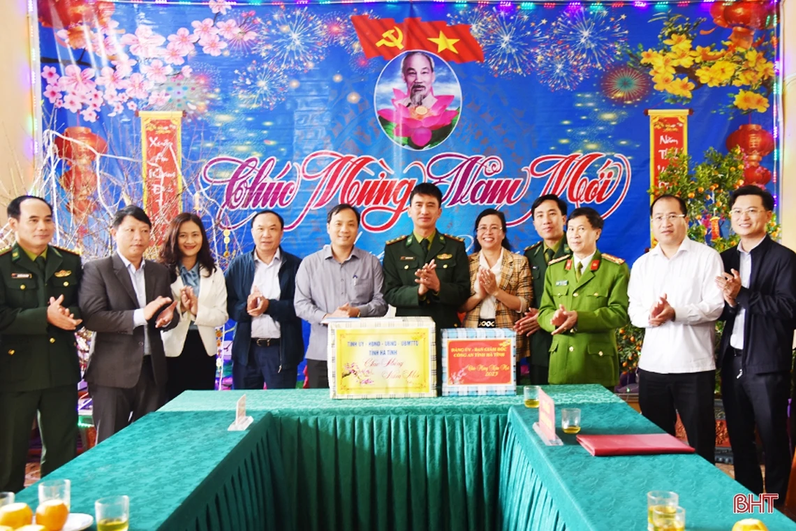 Bí thư Tỉnh ủy Hoàng Trung Dũng chúc tết các đơn vị lực lượng vũ trang