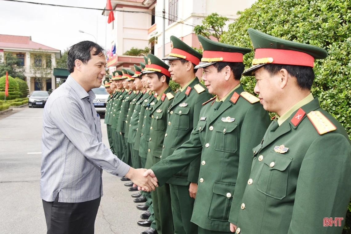 Bí thư Tỉnh ủy Hoàng Trung Dũng chúc tết các đơn vị lực lượng vũ trang