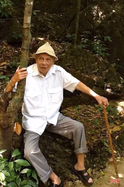 Nhà nghiên cứu Võ Hồng Huy trong một lần đi điền dã núi Hồng. (Ảnh tư liệu do gia đình cung cấp).