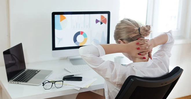 Bệnh “cổ công nghệ” với dân văn phòng và cách chữa trị