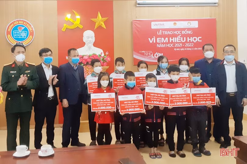 Năm thứ 8 Viettel trao học bổng “Vì em hiếu học” tại Hà Tĩnh
